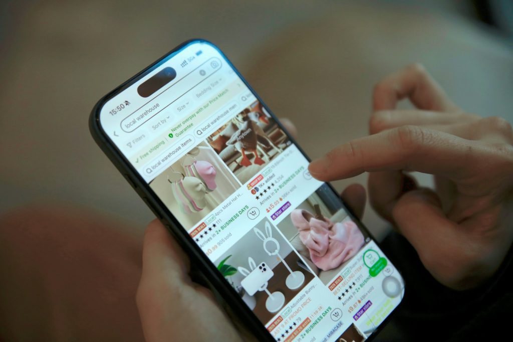 Telefonda online alışveriş uygulamasında ürünlere göz atan bir kişi