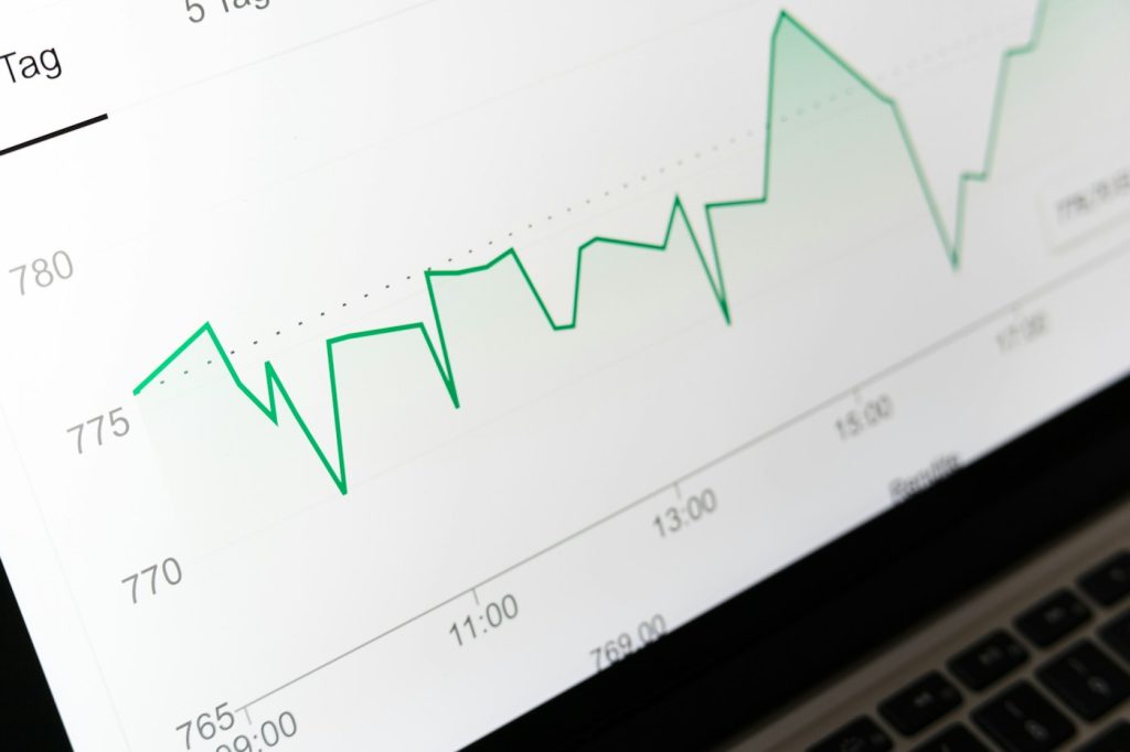 Dizüstü bilgisayar ekranında çizgi grafik