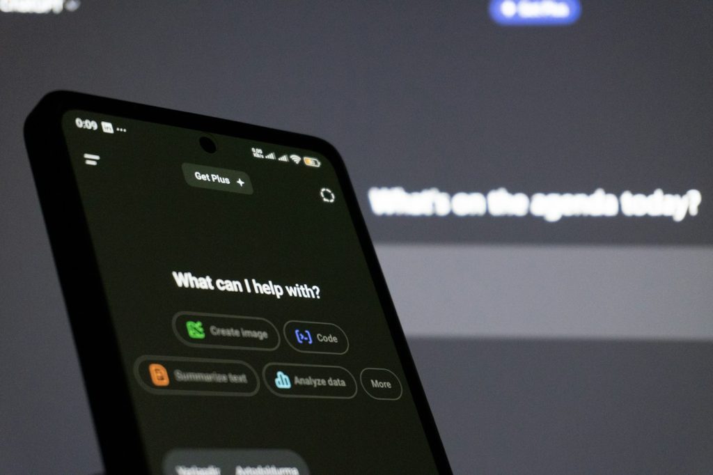 Telefon ekranında yapay zekâ asistanı arayüzü