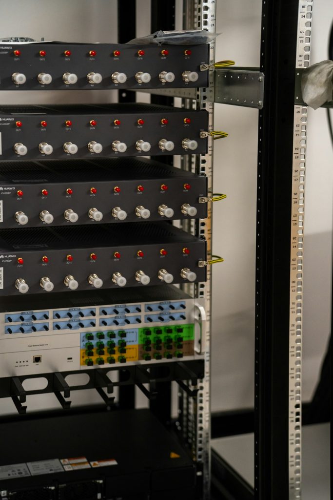 Ağ ve elektronik ekipmanla dolu sunucu rafı