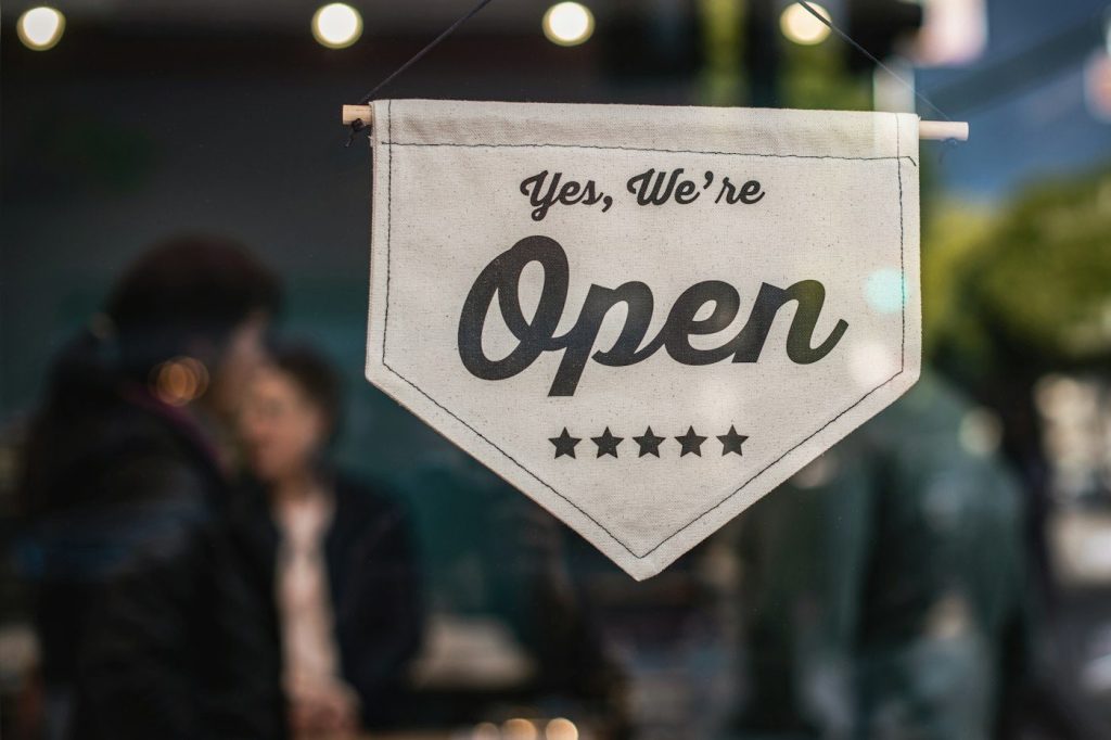 Beş yıldızlı “Yes, we’re open” tabelası asılı bir işletme vitrini