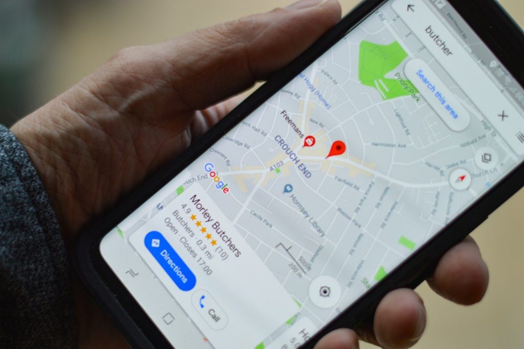 Telefonda Google Haritalar üzerinde yerel işletme arama sonucu