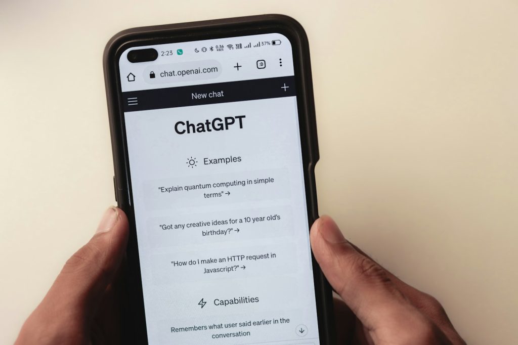 Elinde telefon tutan ve sohbet uygulaması ekranına bakan bir kişi